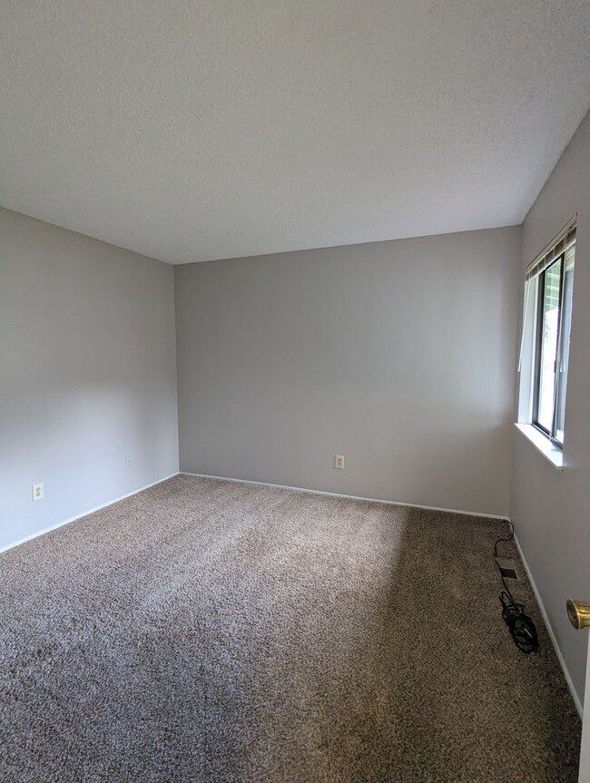 Building Photo - Beautifully Upgraded Duplex Tigard