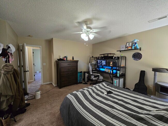 Building Photo - 3275 Oleander Dr
