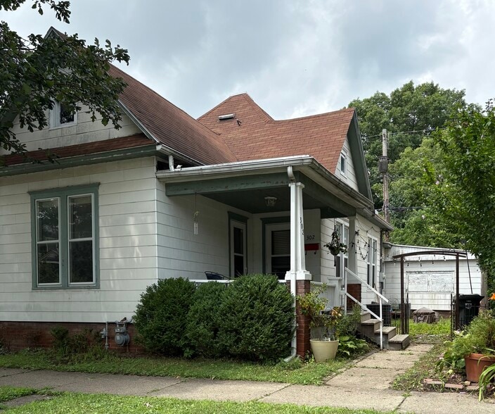 Exterior - 302 W Illinois St