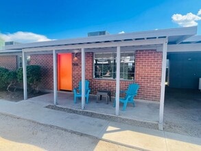 Building Photo - Fully Remodeled 2 Bed / 1 Bath Unit in Cen...