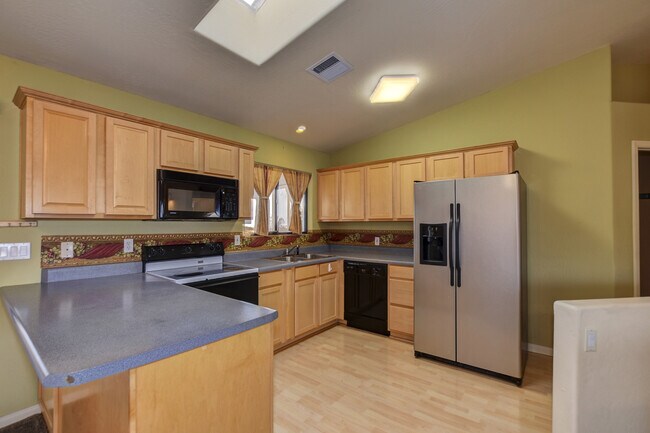 Building Photo - 3 Bedroom 3 Bath home in Diamond Valley!