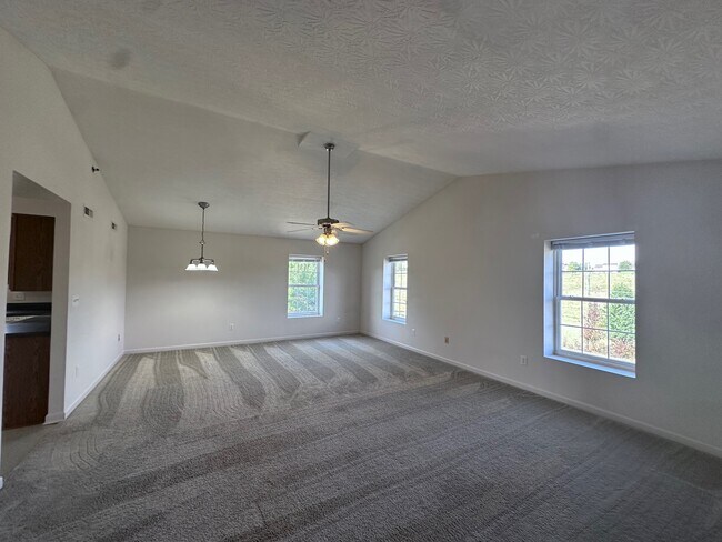 Building Photo - 4 Rose Garden Ln