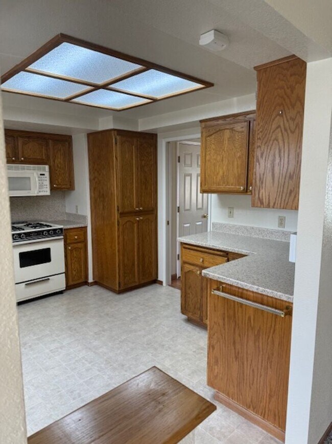 Building Photo - 3 Bedroom In Shasta View Neighborhood with Bonus room, sun room, gazebo and putting green!