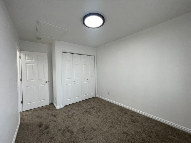 Building Photo - 3 Bedroom Townhome by BYU