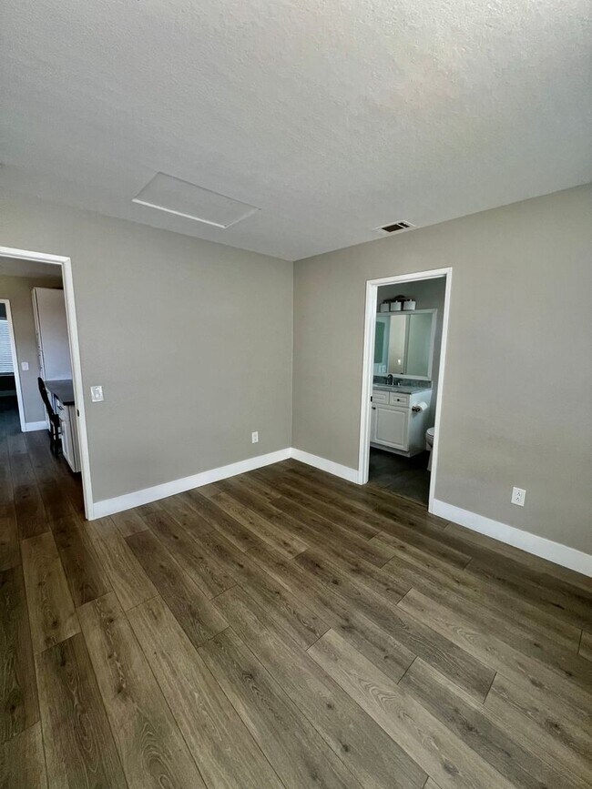Building Photo - Nice 2 Story Family Home