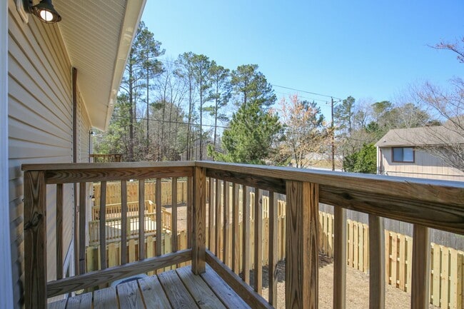 Building Photo - Updated Townhome w/GARAGE in BRANCHWOOD!