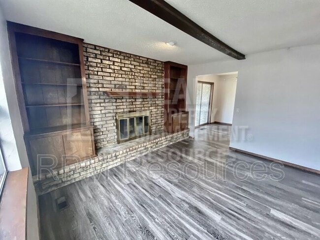 Building Photo - 913 Clear Creek