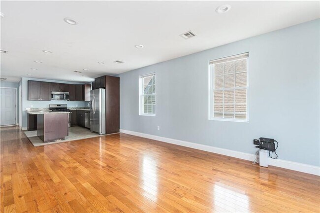 Primary Photo - Spacious 6 Bed, 2 Bath – Modern Updates & ...