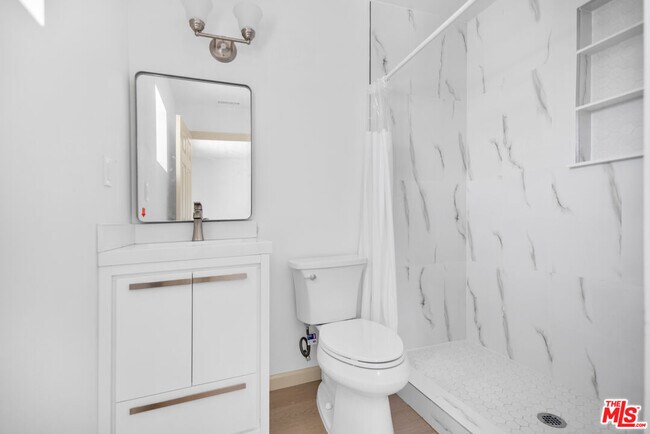 Building Photo - 1118 W 110th St