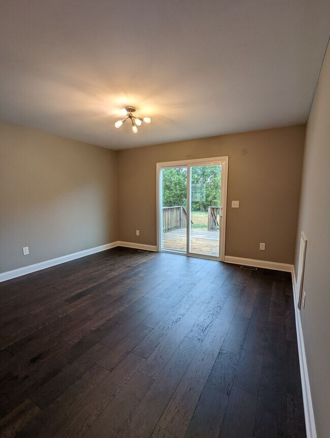 Building Photo - Columbia Great Family Home - Available July 6