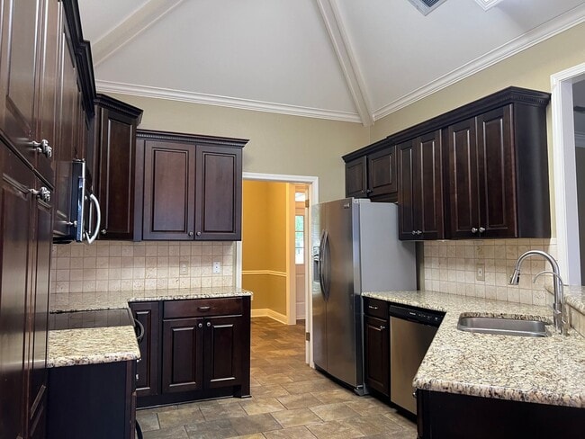 Building Photo - Large Lot Close to to Barksdale Air Force Base w/POOL!!