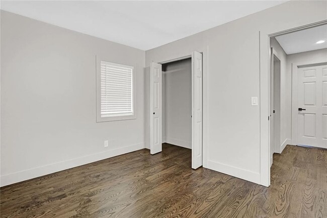 Building Photo - 1887 Shalimar Dr NE