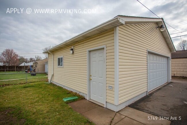 Building Photo - 3 Bed 2 Bath Home with large 2.5 Car Garage