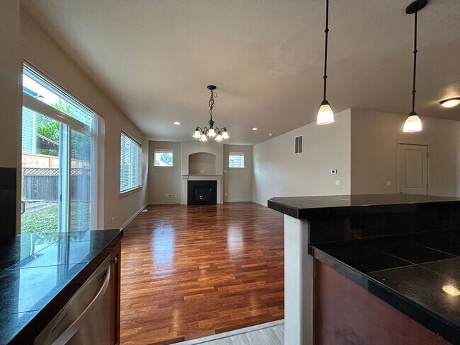 Building Photo - Spacious 4 Bed, 2.5 Bath Home!