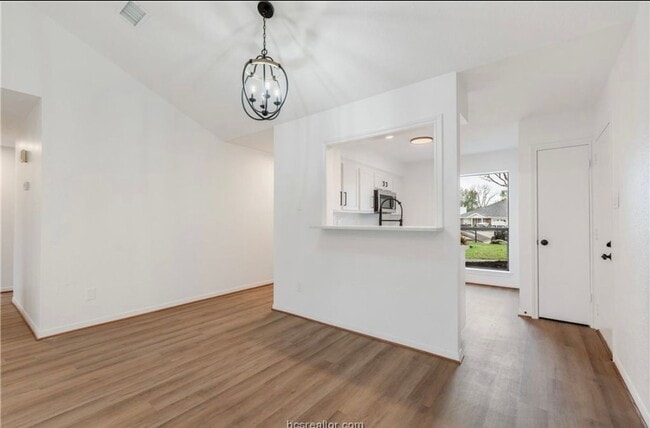 Building Photo - College Station - 3 bedroom - 2 bath house with garage and fenced back yard.