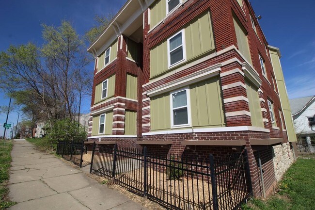 Building Photo - 2912 E Linwood Blvd