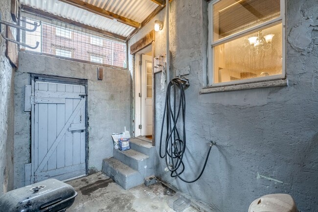 Building Photo - Three Bedroom South Philadelphia Home