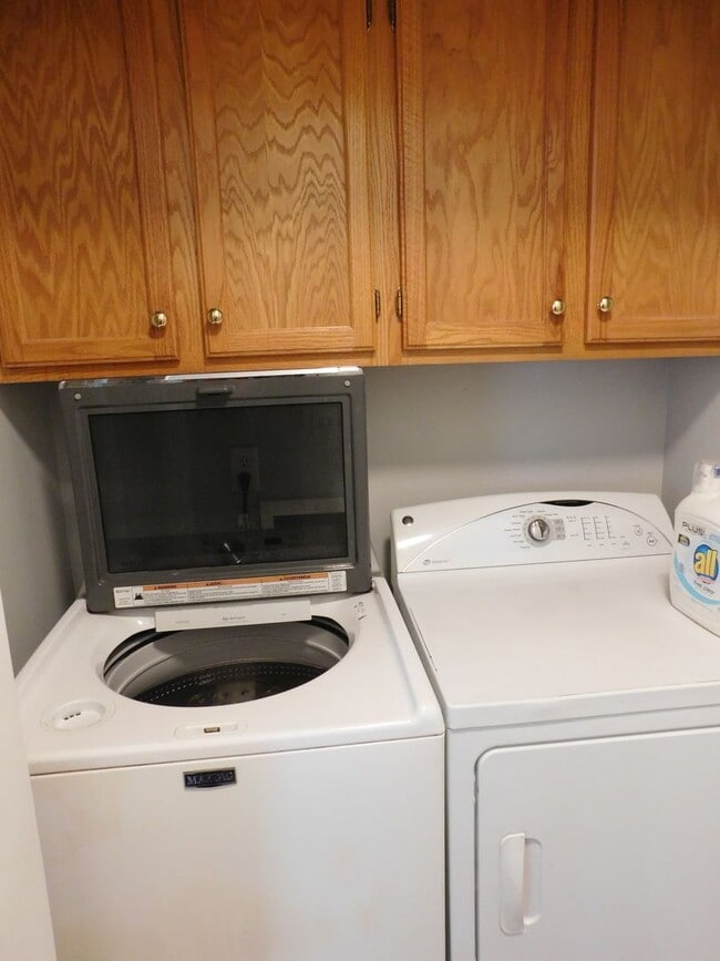 Building Photo - 305 Gibbs Rd