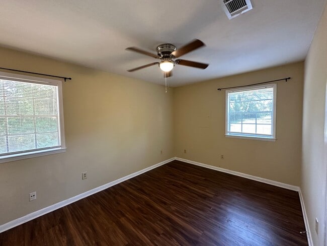 Building Photo - 2 bedroom 1 bath duplex available for rent!