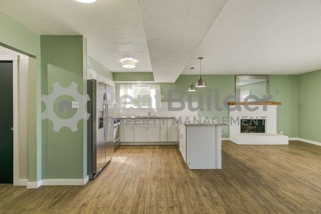 Building Photo - MONTHLY YARD SERVICE INCLUDED JUST IN TIME FOR SPRING!!!