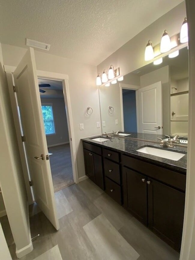 Building Photo - 3 Bedroom Beautiful Home Ready  For You!
