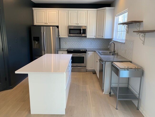 Building Photo - Renovated 5 Bedroom Home w/ 2 Car Garage and Fenced Backyard