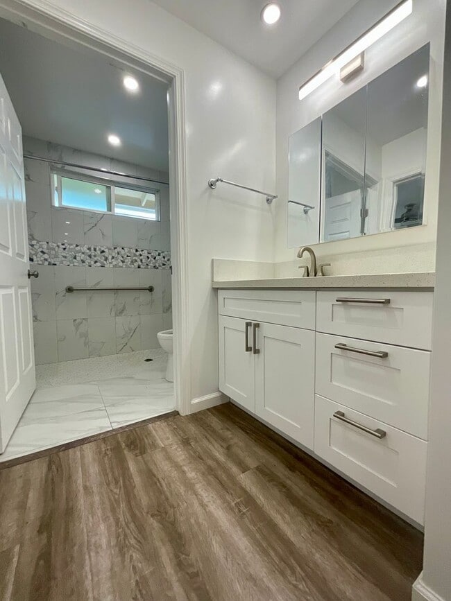 Building Photo - Spacious Duplex--5Beds, 2Baths  Ground Floor Unit