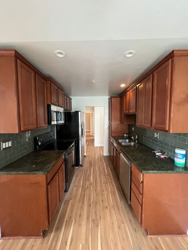 Building Photo - GREAT location, downstairs 2+2 condo