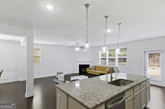 Building Photo - 1415 Dahlia Dr