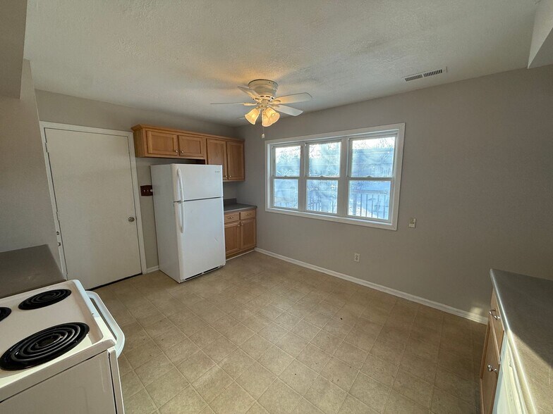 Building Photo - 6915 Salge Dr