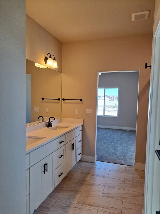Building Photo - 697 Cabaret Dr