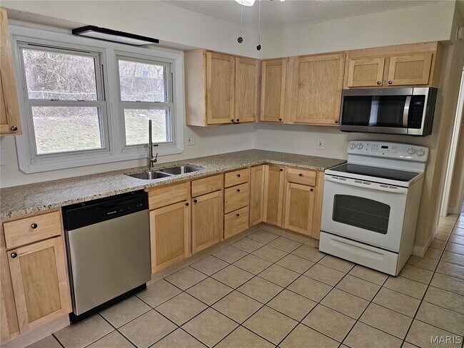 Building Photo - 206 Lake Ave