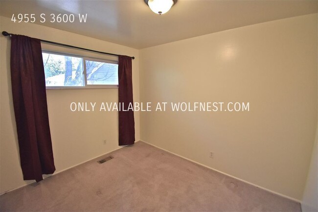 Building Photo - Beautiful 2 Bed Taylorsville Unit! No Depo...