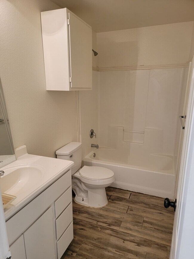 Building Photo - Section 8 Approved! Ready now! Move in Special!