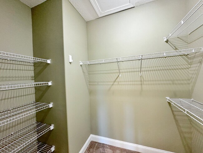 Building Photo - Spacious two-story island townhome in gate...
