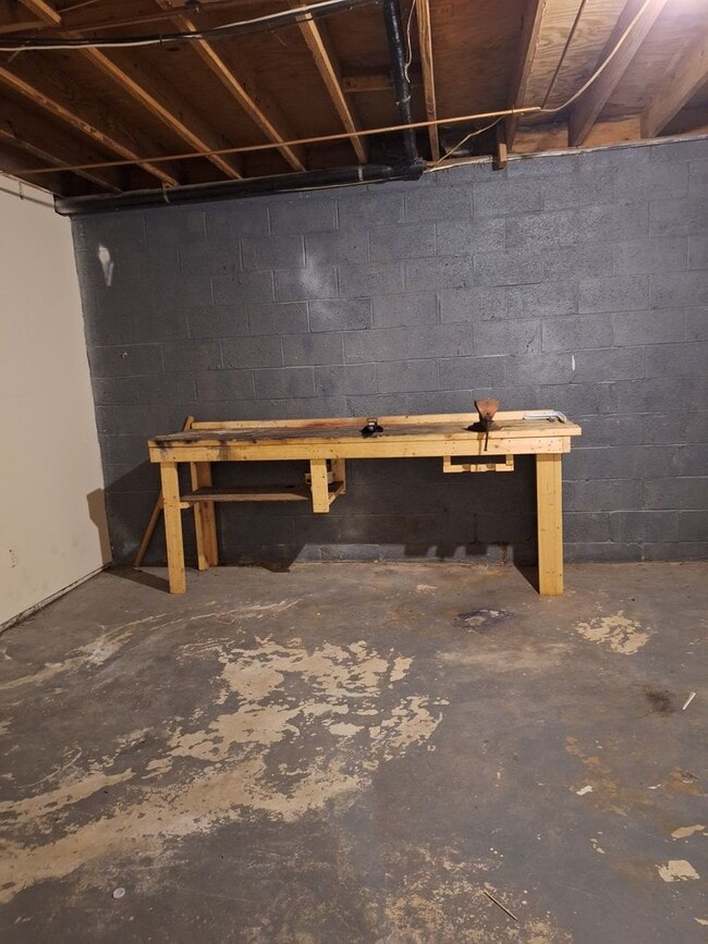 Building Photo - Large 3 Bedroom 2 Bath Ranch with Basement...
