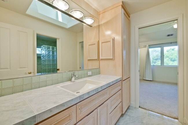 Building Photo - Large 3,767 sqft home on a 10,000 sqft lot- 2 bed located on 1st floor w/ separate entrance - Top...