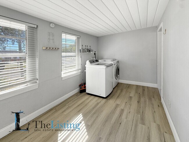 Building Photo - 6920 N Central Ave