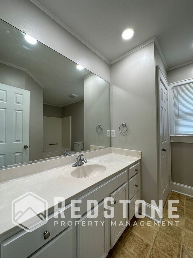 Building Photo - 817 Oakley St