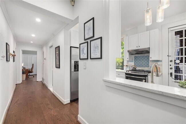 Building Photo - 124 Lafayette Dr NE