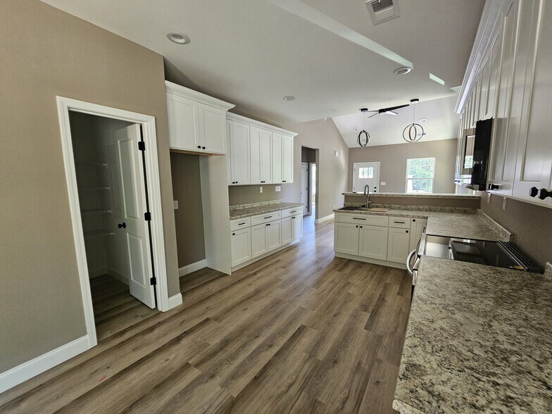 Building Photo - 305 Appian Dr
