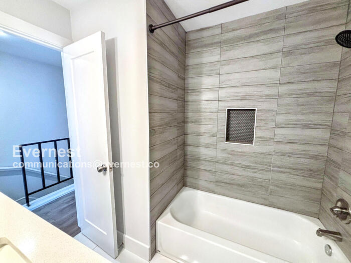 Building Photo - 3804 Southway Dr