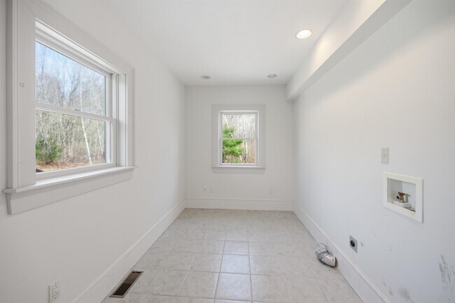 Building Photo - 564 Main St