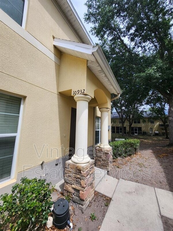 Building Photo - 10932 Keys Gate Dr