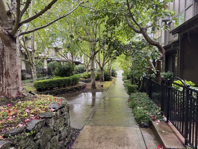Building Photo - Beautiful 2br/2.5ba Townhome in Arbor Parc...