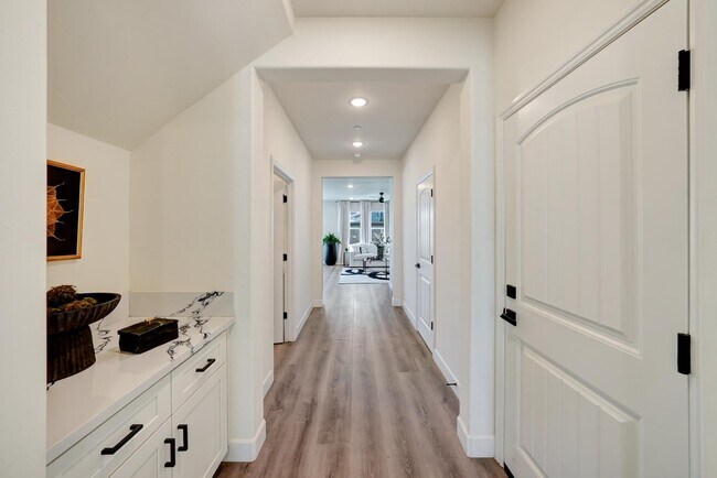 Building Photo - 168 N Falcon Ave