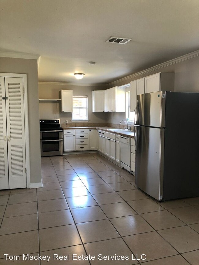 Building Photo - 6 br, 3 bath House - 1133 S. Burgess Dr.