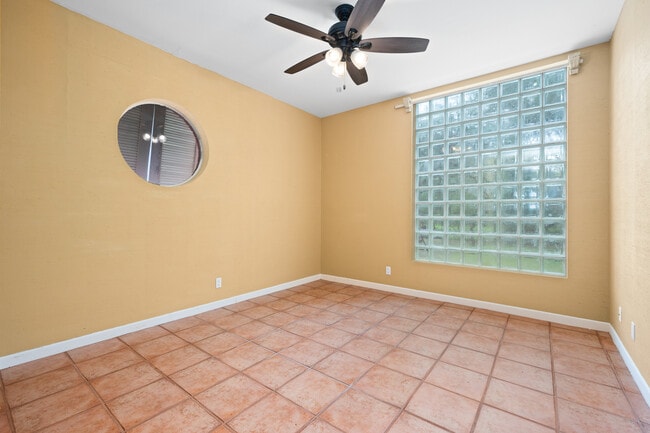 Building Photo - 112 Forest Hls