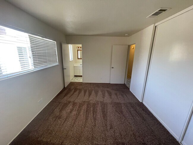 Building Photo - Victorville, 3 Bedroom, 2 Bathrooms, Large...