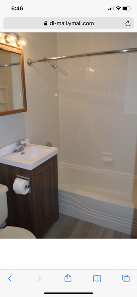 Shower-bathtub - 2827 N Waugh St